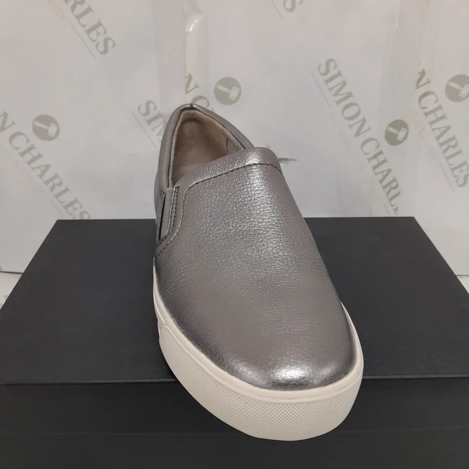 NATURALIZER SILVER LOW SHOES SIZE 6