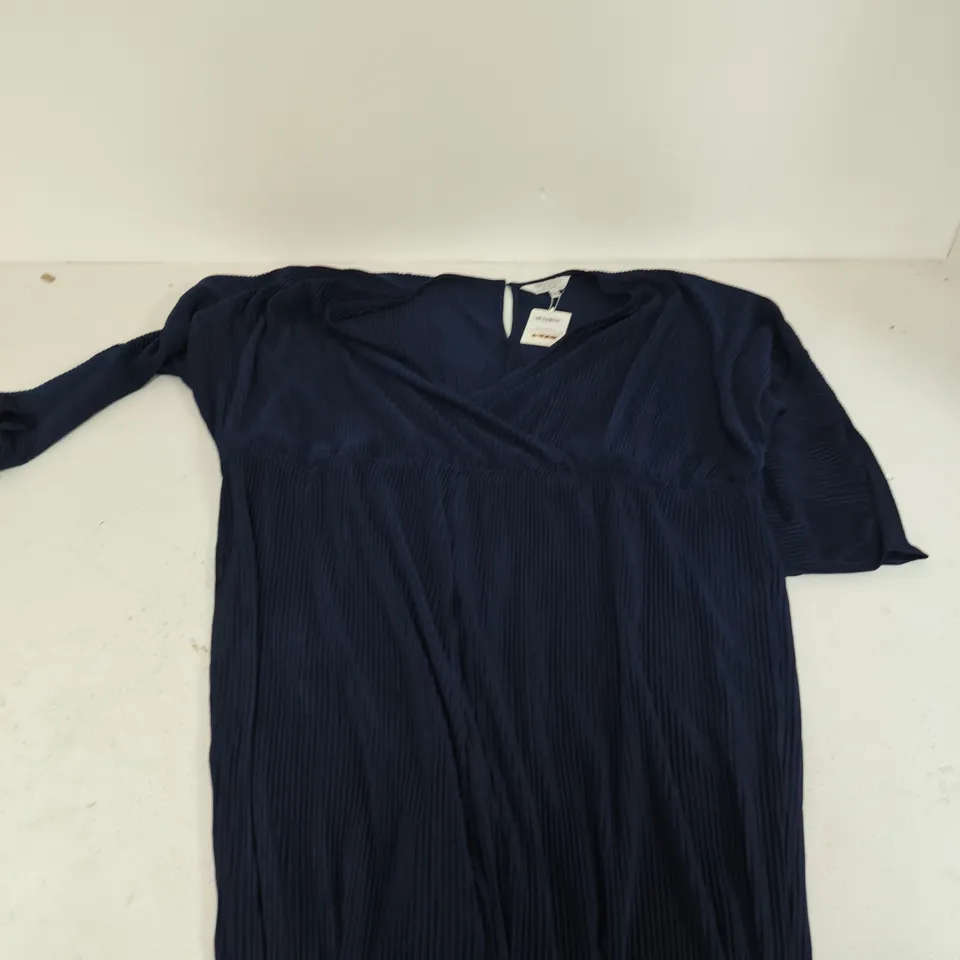 BOX OF APPROXIMATELY 40 ASSORTED CLOTHING ITEMS TO INCLUDE: TAMZY DRESS