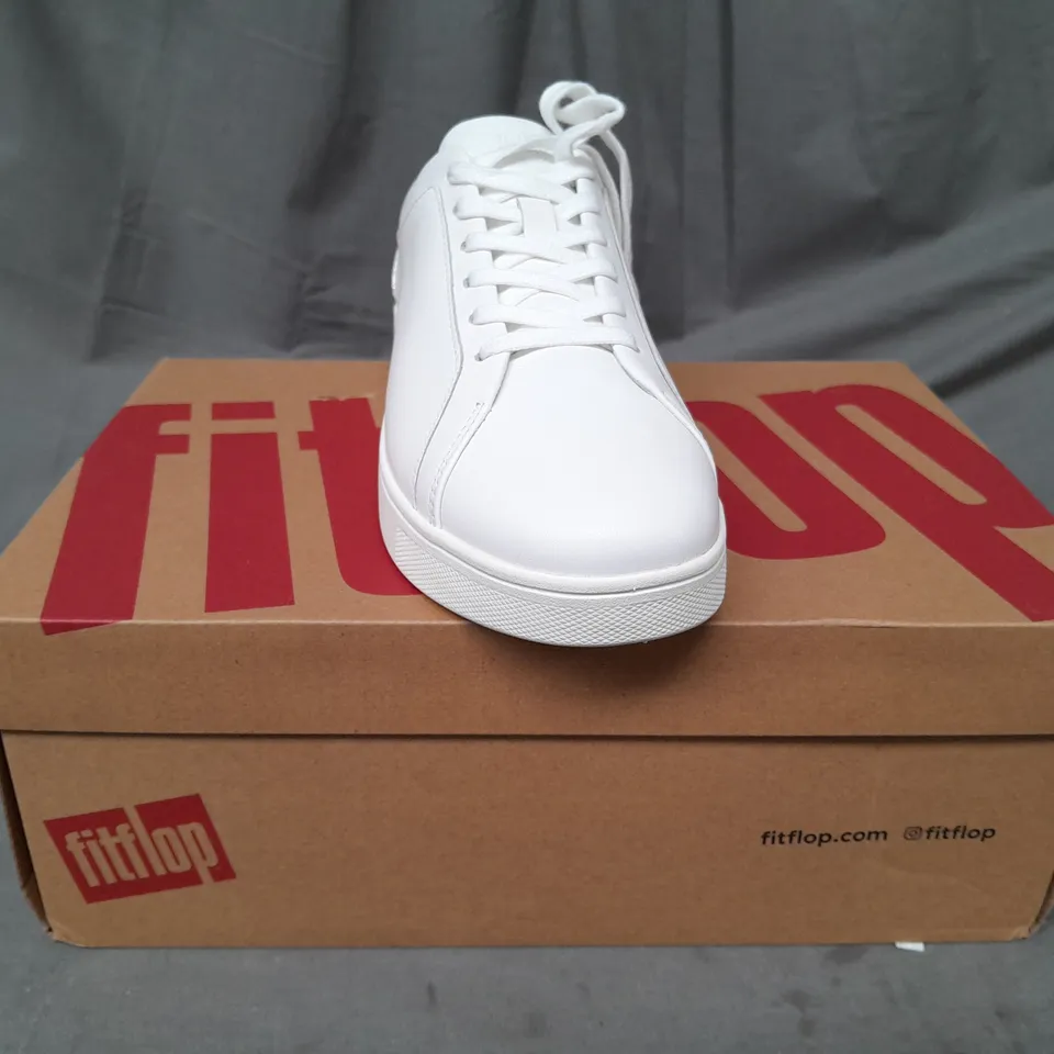 BOXED PAIR OF FITFLOP RALLY CRYSTAL-BACKTAB LEATHER SNEAKERS IN WHITE/SILVER UK SIZE 4