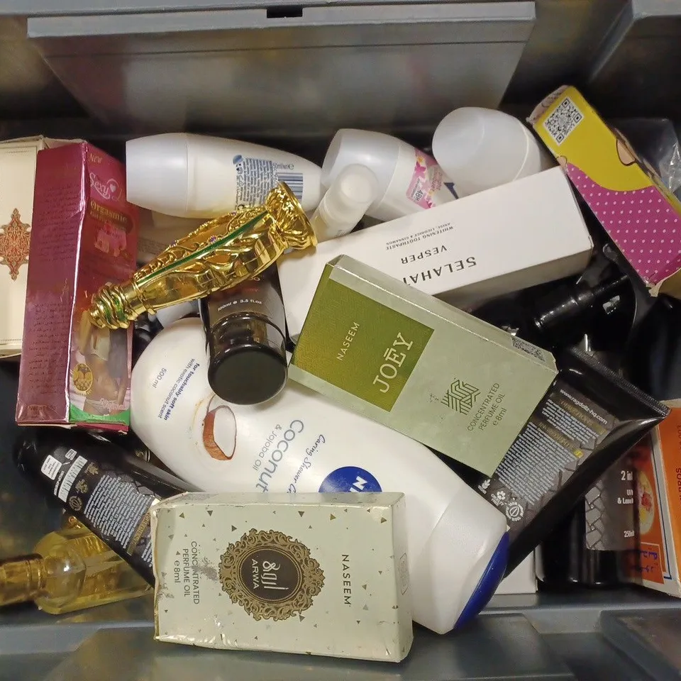 BOX OF APPROX 20 ASSORTED HEALTH AND BEAUTY ITEMS TO INCLUDE - NIVEA COCONUT SHOWER CREAM - RD RAGDOLLZ HAIR EXTENSIONS CONDITIONER - MAC STUDIO FIX FLUID SPF 15 ECT
