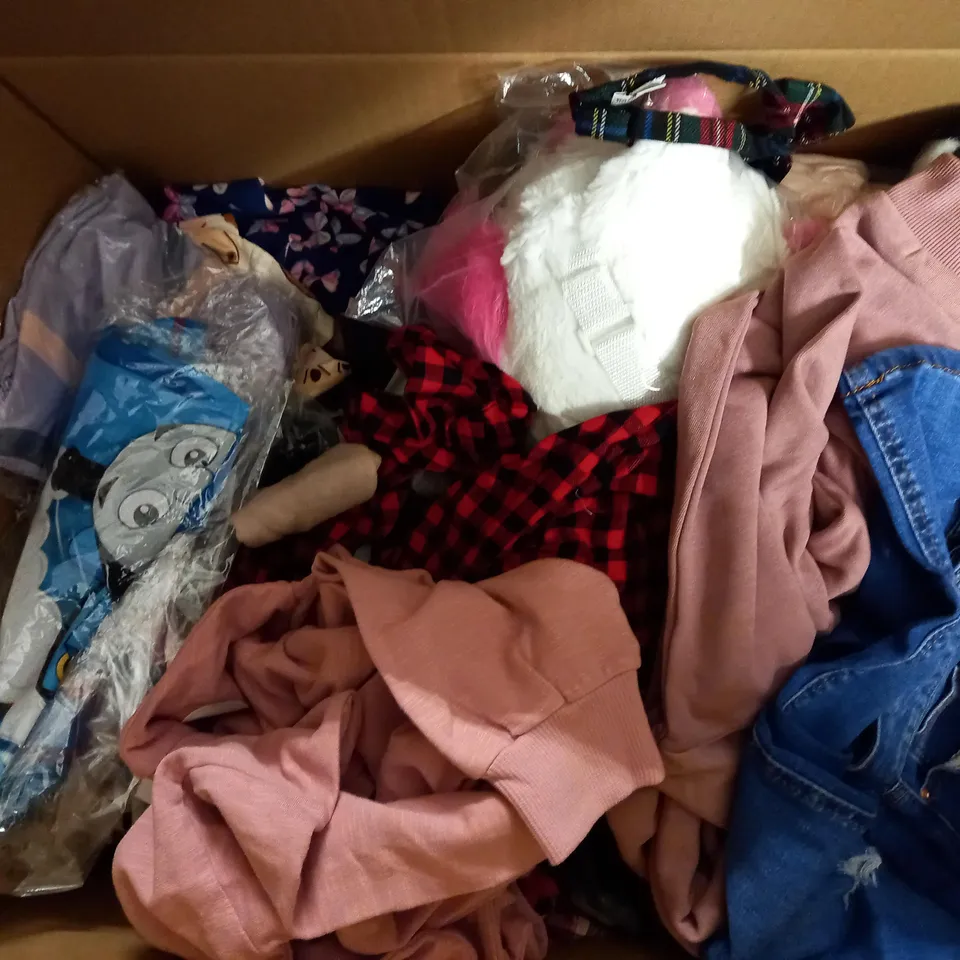 LOT OF APPROX 20 ASSORTED CHILDRENS CLOTHING ITEMS VARYING IN SIZE/COLOUR/STYLE TO INCLUDE: TROUSERS, TOPS, JUMPERS	