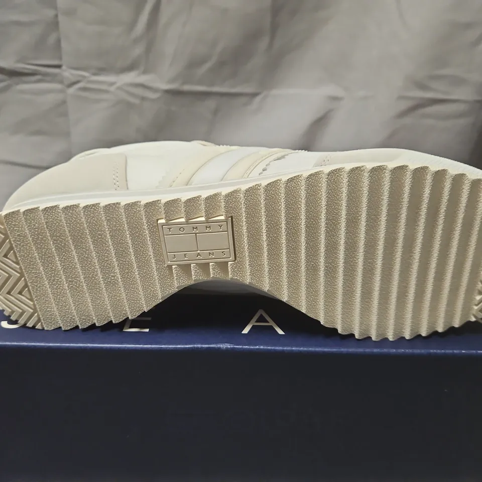 BOXED TOMMY JEANS WHITE SNEAKERS – BOXED - SIZE 44