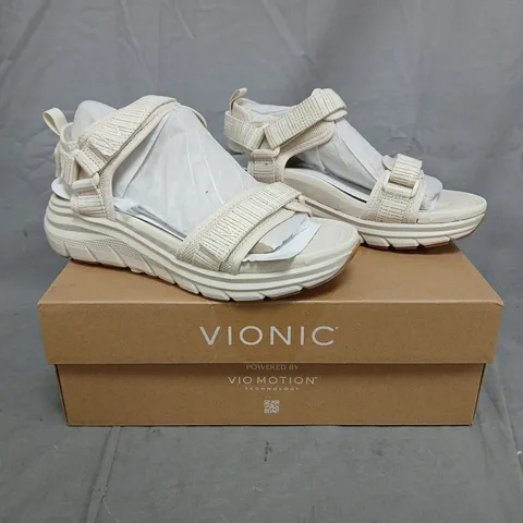 BOXED VIONIC WALK MAX SANDALS IN CREAM - SIZE 4