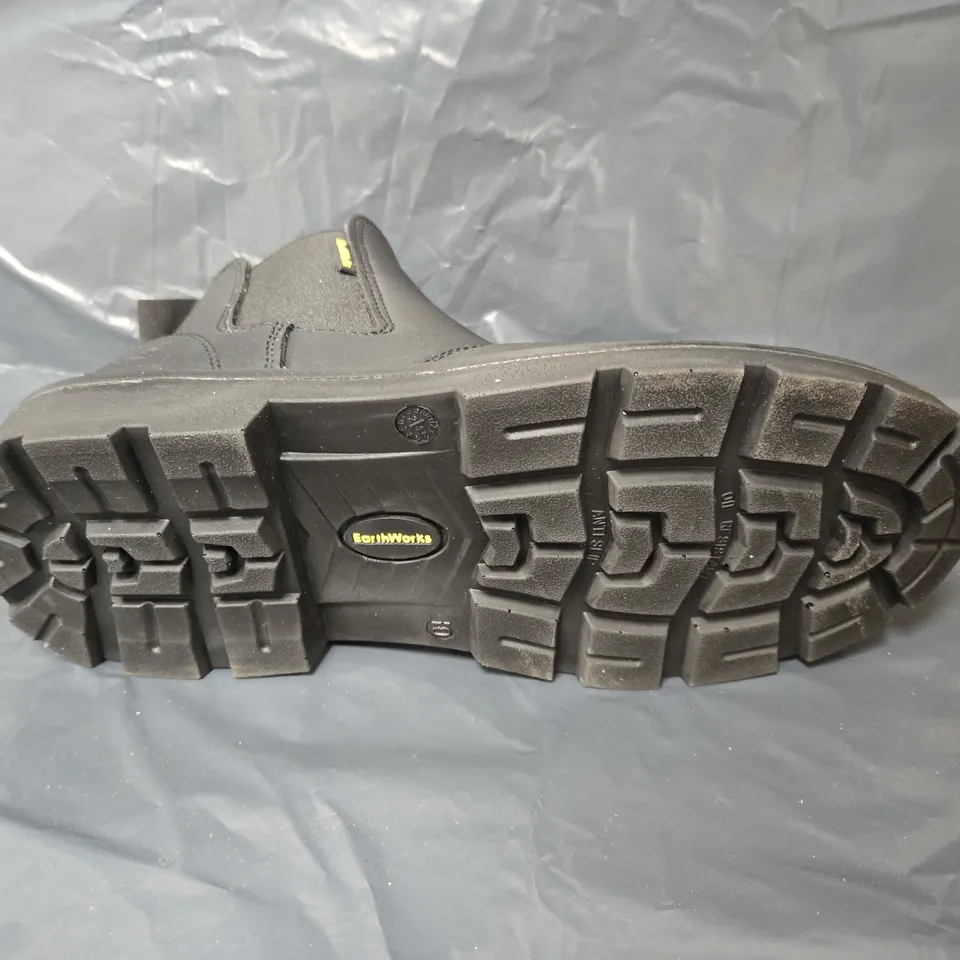 UNBOXED PAIR OF EARTHWORKS SAFETY BOOTS IN BLACK - SIZE 10