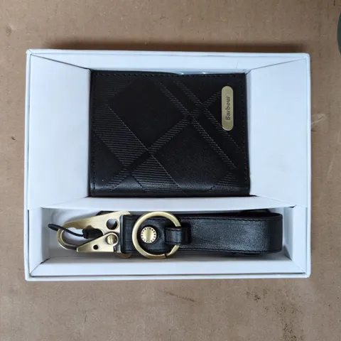 BARBOUR BRUNTON LEATHER GIFT SET IN BLACK DEBOSS - ONE SIZE