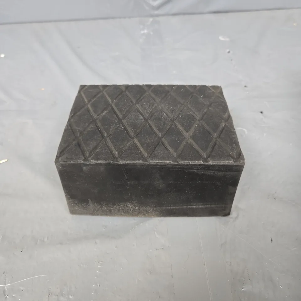 6 X RUBBER BLOCKS IN BLACK - COLLECTION ONLY