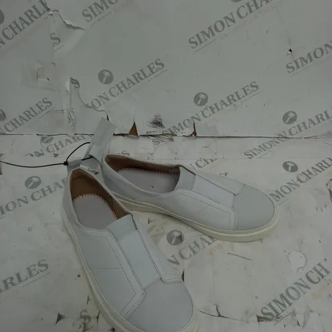 UNBOXED PAIR OF VIONIC ESSENTIAL ZINAH TRAINER WHITE SIZE 5