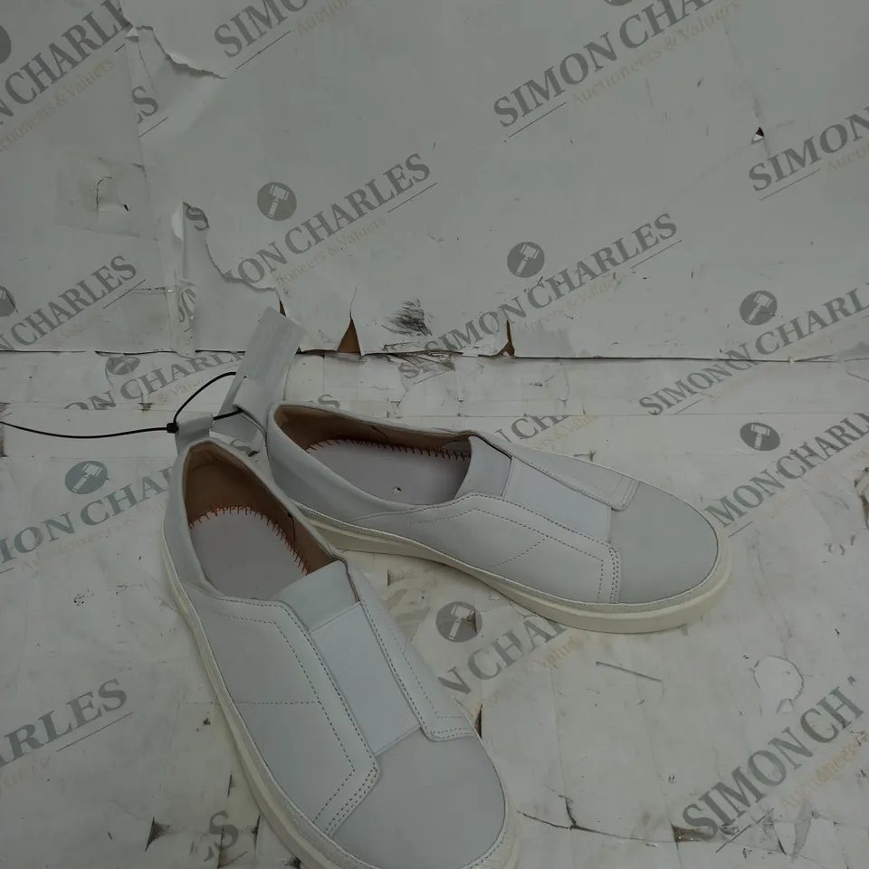 UNBOXED PAIR OF VIONIC ESSENTIAL ZINAH TRAINER WHITE SIZE 5