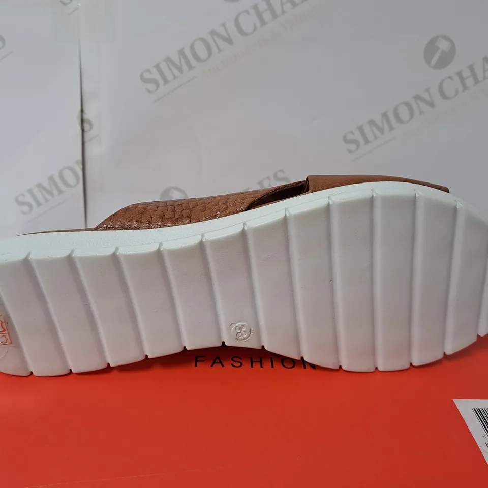 BOXED PAIR OF RUTH LANGSFORD FLAT SLIDE SANDALS IN TAN SIZE 5