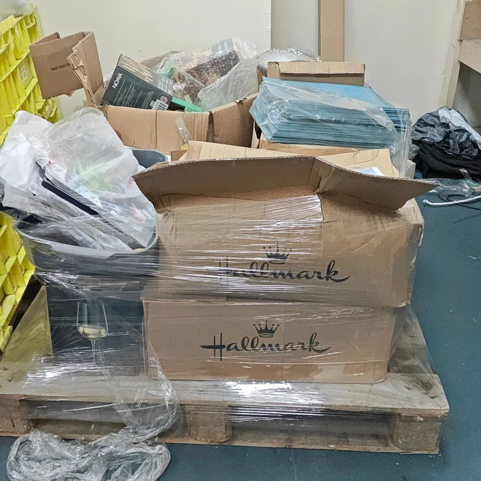 PALLET OF ASSORTED HOUSEHOLD ITEMS TO INCLUDE SOLAR INSECT HOUSES, SUPER HERO MULTI-PACKS, AVENGERS SEAT TOPS AND DECORATIVE VASE