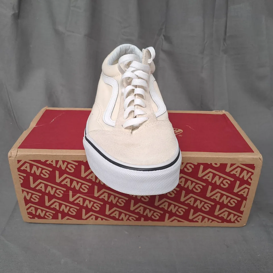 BOXED PAIR OF VANS OLD SKOOL SHOES IN CREAM UK SIZE 9.5