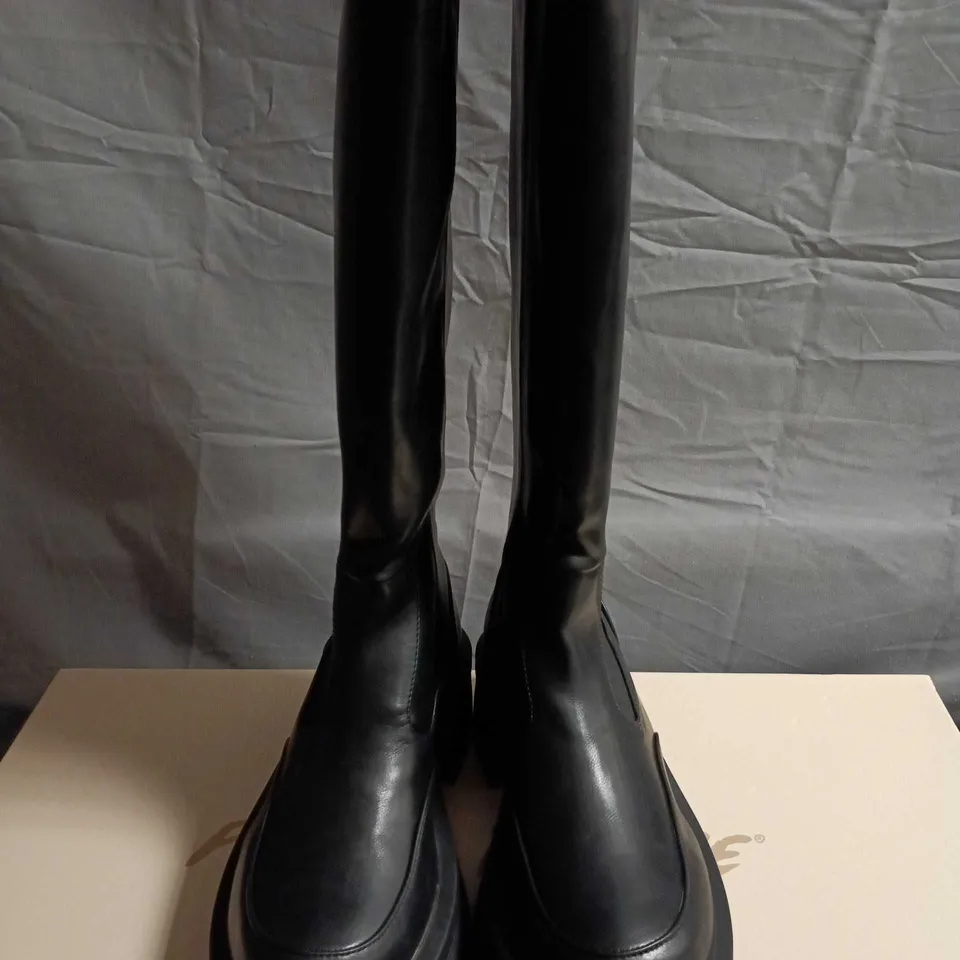 BOXED PAIR OF PUBLIC DESIRE BLACK KNEE-HIGH PULL-ON BOOTS- UK SIZE 5