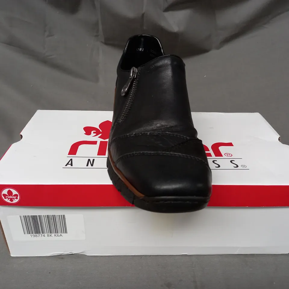 BOXED PAIR OF RIEKER ZIP SHOES IN BLACK SIZE 6.5