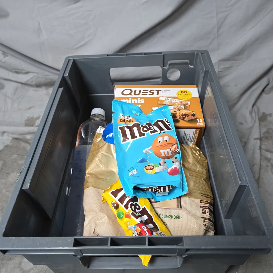TOTE OF APPROXIMATELY 10 ASSORTED FOOD AND DRINK ITEMS TO INCLUDE QUEST PROTEIN BARS, NESCAFE GOLD REFILL, M&M'S ETC