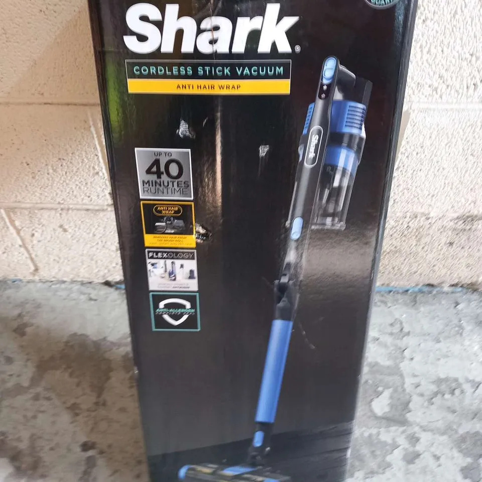 SHARK CORDLESS STICK VACUUM WITH ANTI HAIR-WRAP AND FLEXOLOGY 40 MINS - IZ202UK