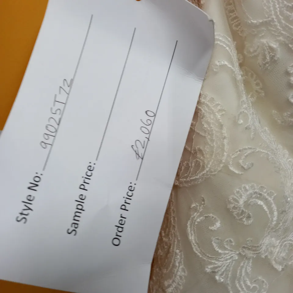 JUSTIN ALEXANDER SIGNATURE WEDDING DRESS - US 16