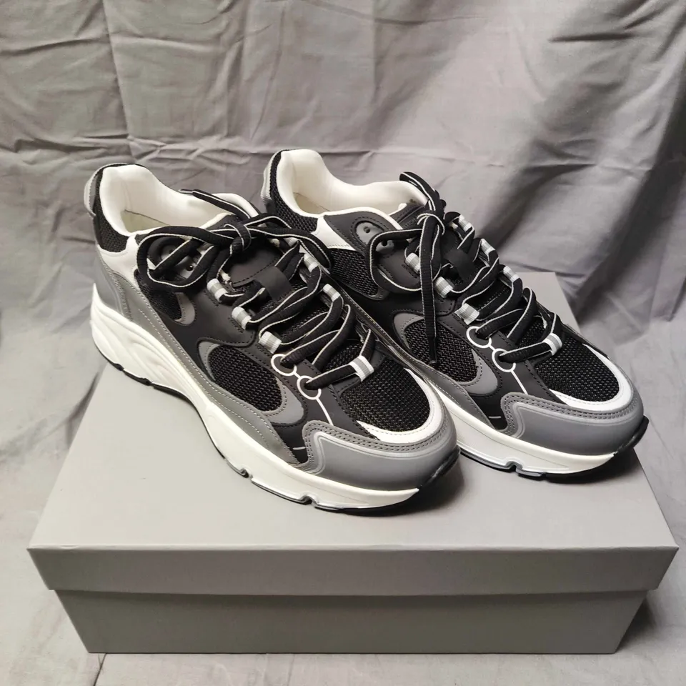 CLEENS PULSE RUNNER TRAINERS IN CARBON - 8