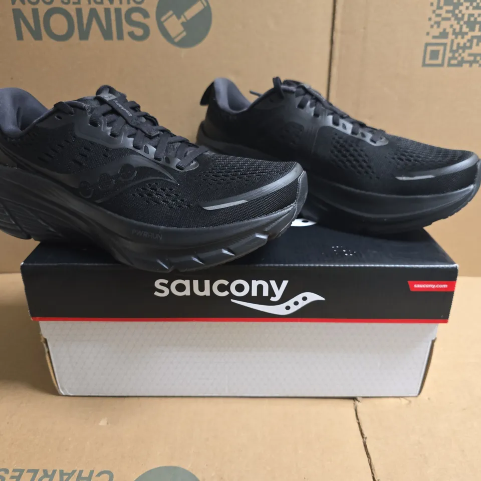 BOXED PAIR OF SAUCONY GUIDE 18 TRAINERS IN TRIPLE BLACK SIZE UK 7