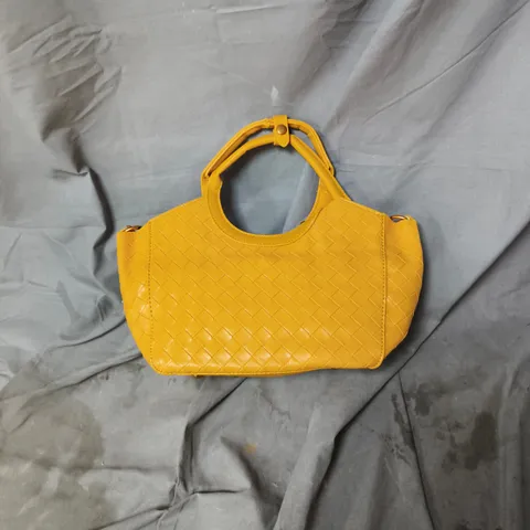 BOX OF APPROXIMATELY 15 X YELLOW WOVEN HANDBAG WITH TOP HANDLES 