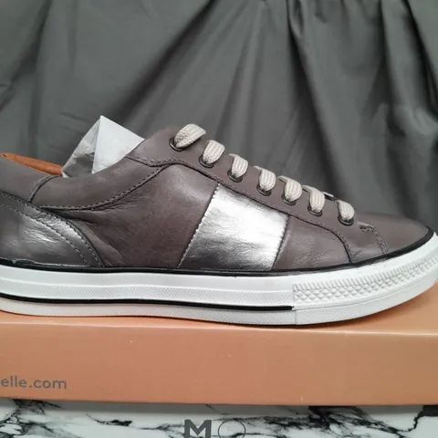 BOXED PAIR OF MODA IN PELLE ASTRIPE GREY LEATHER TRAINERS - SIZE 6