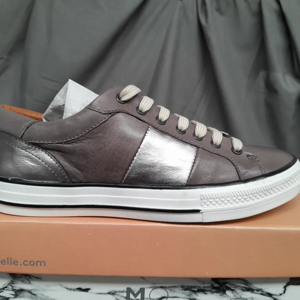 BOXED PAIR OF MODA IN PELLE ASTRIPE GREY LEATHER TRAINERS - SIZE 6