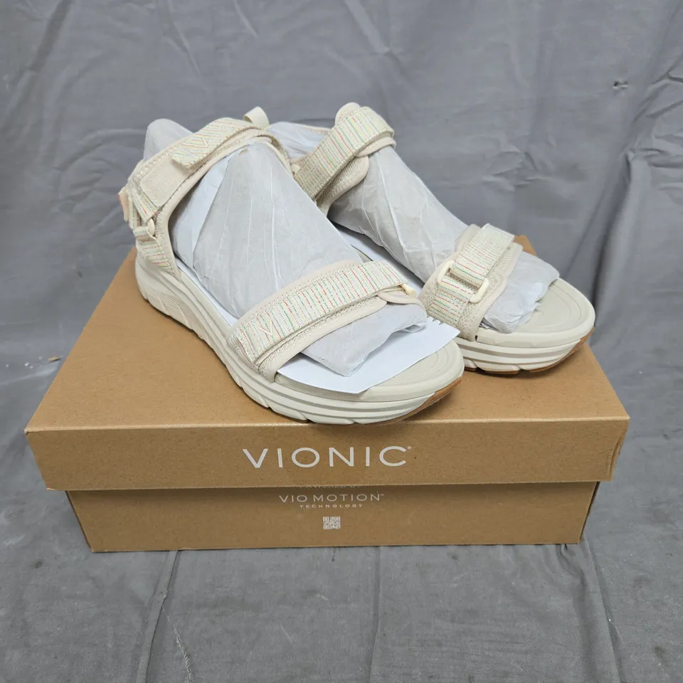 BOXED PAIR OF VIONIC WALK MAX SANDALS IN CREAM SIZE 6.5