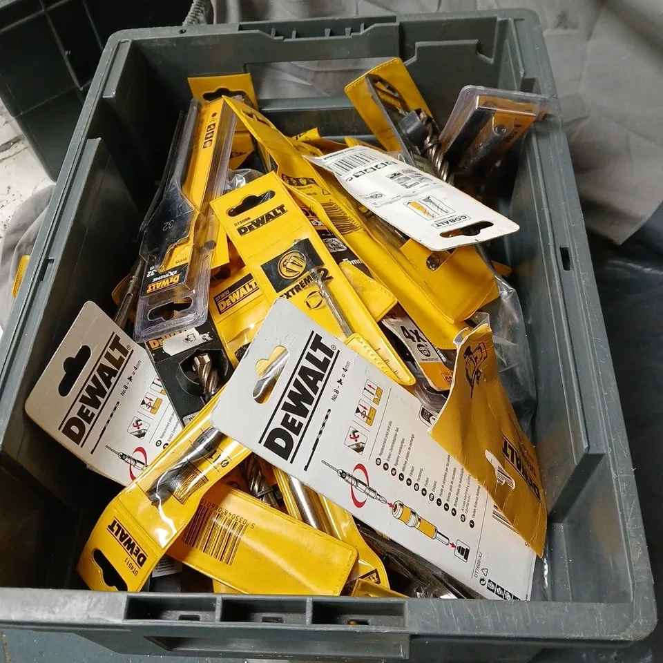 APPROXIMATELY 25 ASSORTED ITEMS TO INCLUDE ALARM CLOCKS, TOOLS ETC