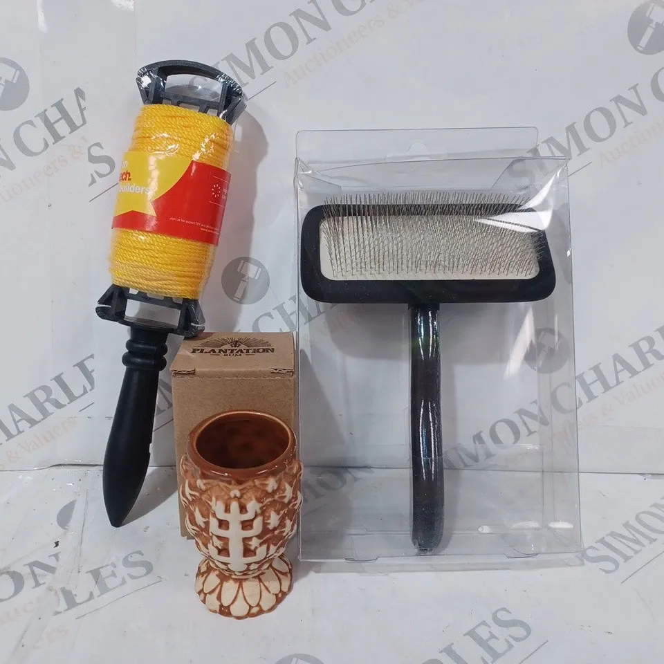 APPROXIMATELY 10 ASSORTED HOUSEHOLD ITEMS TO INCLUDE DOG UPGRADE PET BRUSH, PLANTATION RUM SHOT MUG, CASTLE ARTS 3D FABRIC PAINTS, ETC