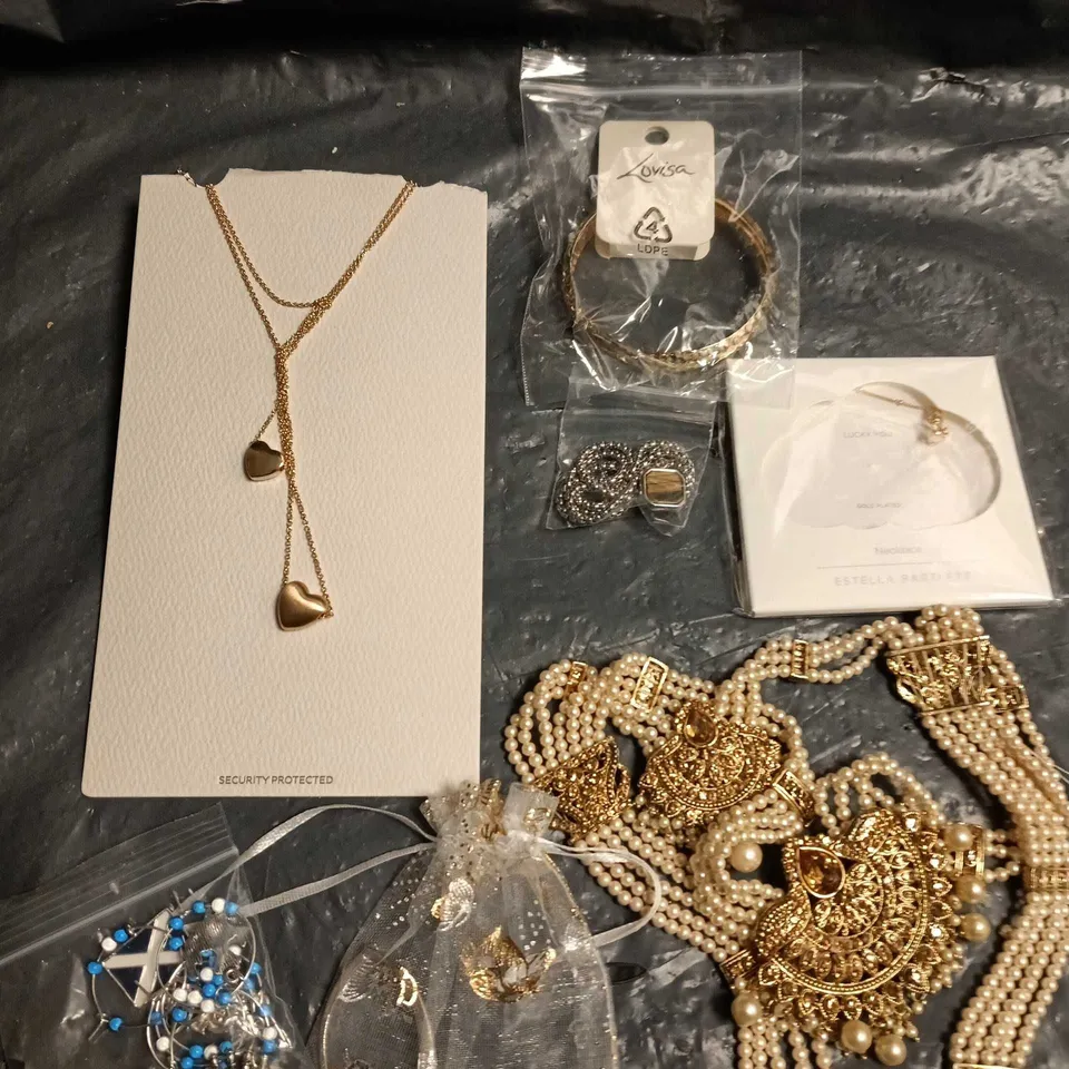 APPROXIMATELY 15 ASSORTED JEWELLERY PRODUCTS TO INCLUDE EARRINGS, NECKLACES, BRACELETS ETC 