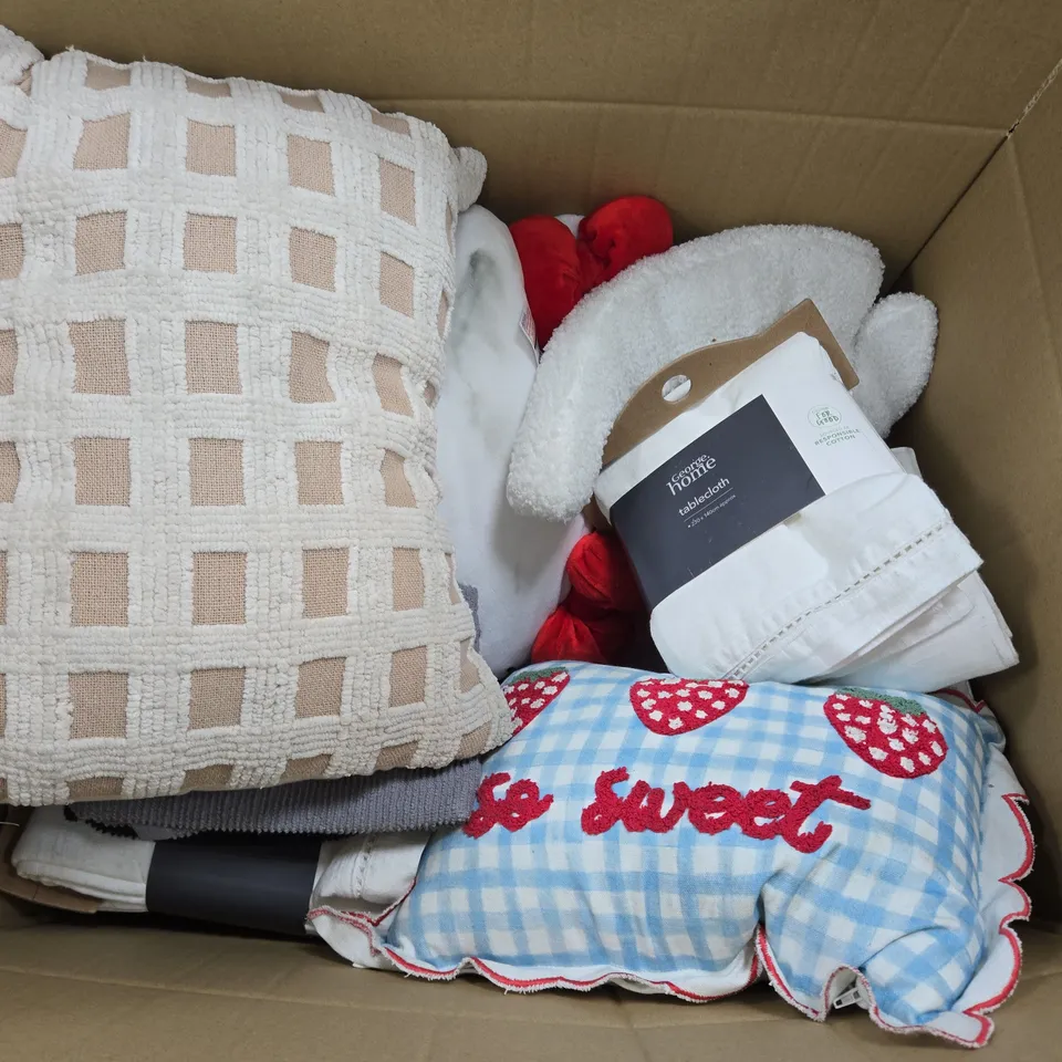 BOX OF APPROXIMATELY 8 ASSORTED HOMEWARE ITEMS TO INCLUDE PILLOWCASES, STORAGE BOOKS, AND OVEN GLOVES ETC - COLLECTION ONLY