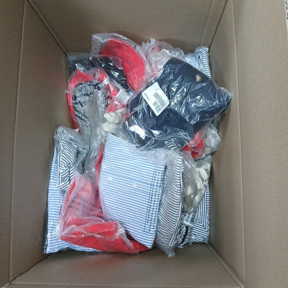 BOX OF APPROXIMATELY 20 ASSORTED CLOTHING ITEMS TO INCLUDE BRANDS SUCH AS BEN DE LISI, D AND CO.
