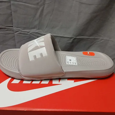 NIKE VICTORI ONE SLIDE SE – UK 13 (EU 48.5) GREY/WHITE 