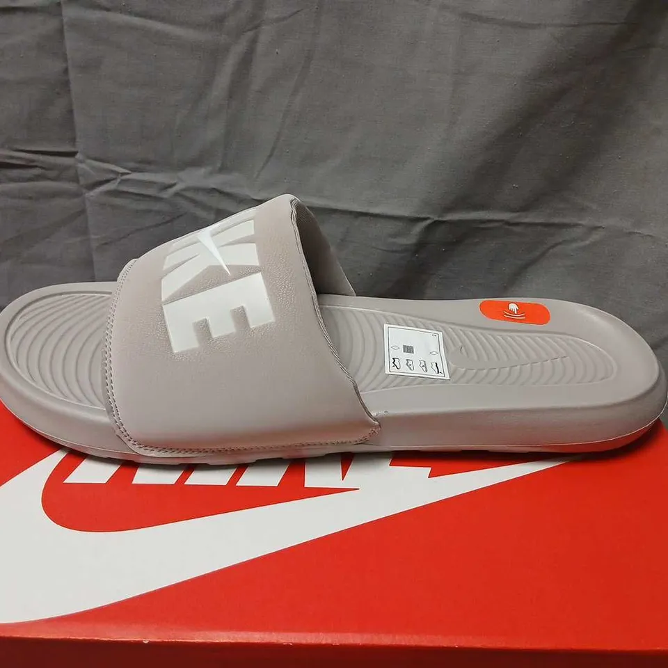 NIKE VICTORI ONE SLIDE SE – UK 13 (EU 48.5) GREY/WHITE