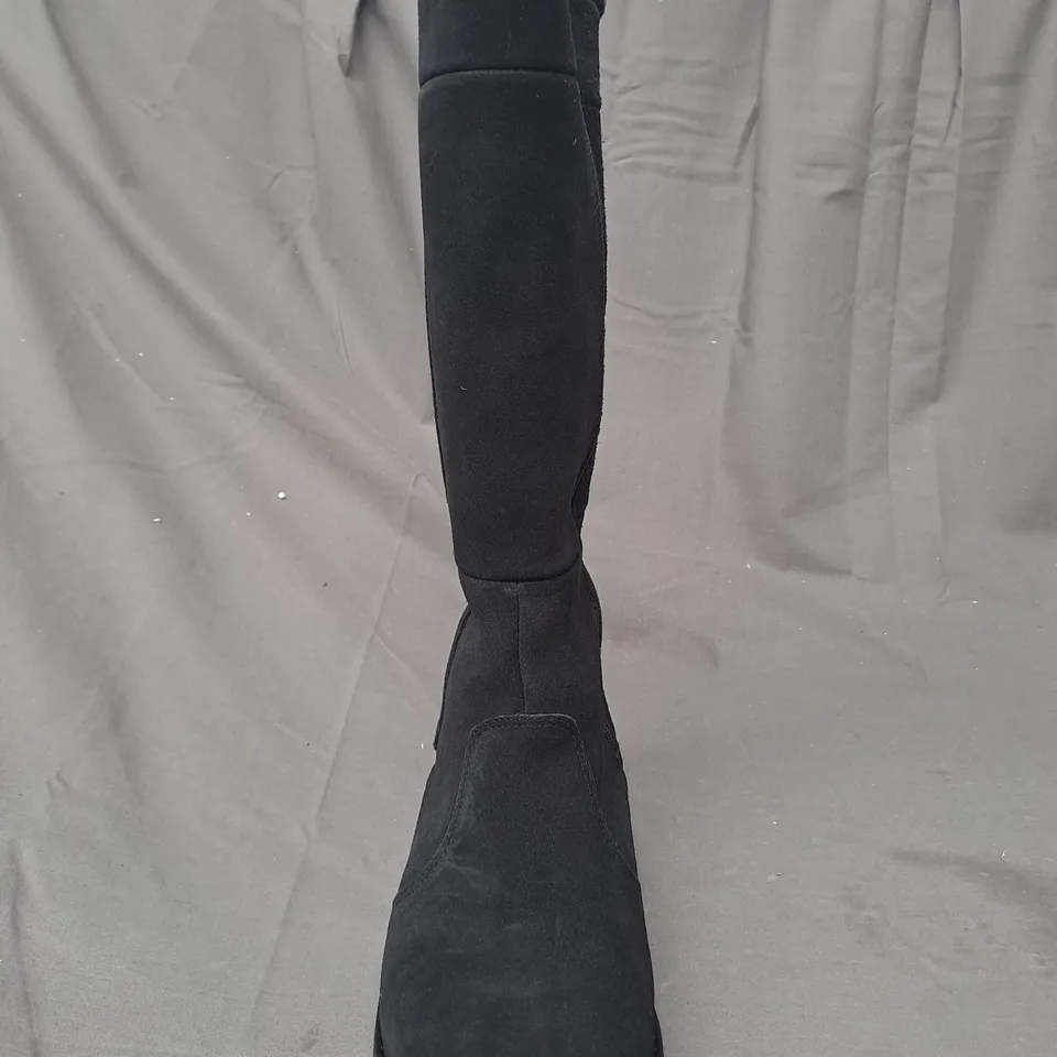 BOXED PAIR OF EMU AUSTRALIA MOONTA BOOTS IN BLACK SIZE 6