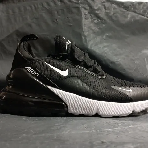 PAIR OF NIKE AIR 270 TRAINERS IN BLACK/WHITE SIZE UK 5.5