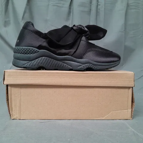 BOX OF APPROXIMATELY 12 PAIRS OF DESIGNER SHOES IN BLACK W. SATIN EFFECT STRAP IN VARIOUS SIZES