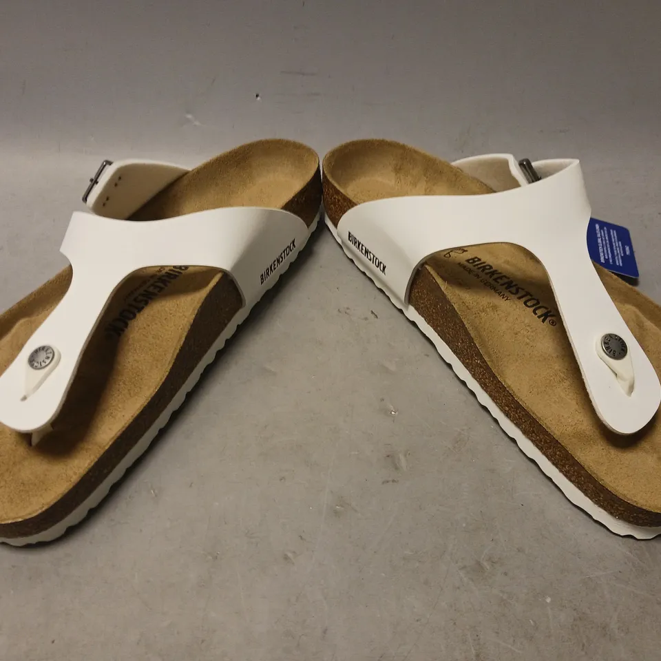 BOXED PAIR OF BIRKENSTOCK GIZEH BS TOE-POST FOOTBED SANDALS IN WHITE UK SIZE 9