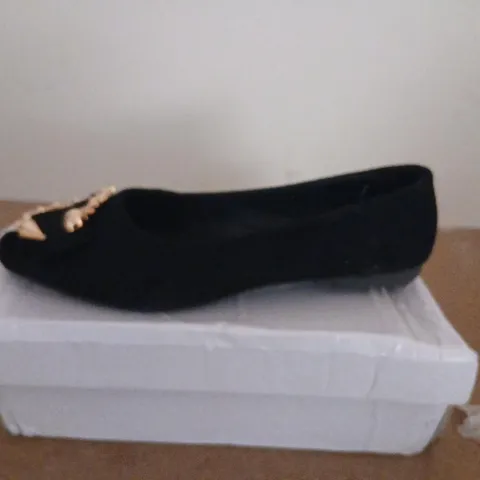 WOMEN'S BLACK VELVET HEELS WITH GOLD RING EMBELLISHMENT EU 39