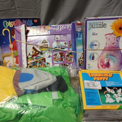 APPROXIMATELY 20 ASSORTED TOYS TO INCLUDE RAVENSBURGER 3D PUZZLE VASE, TUMBLING PUPPY, LEGO FRIENDS 41323 SET, ETC