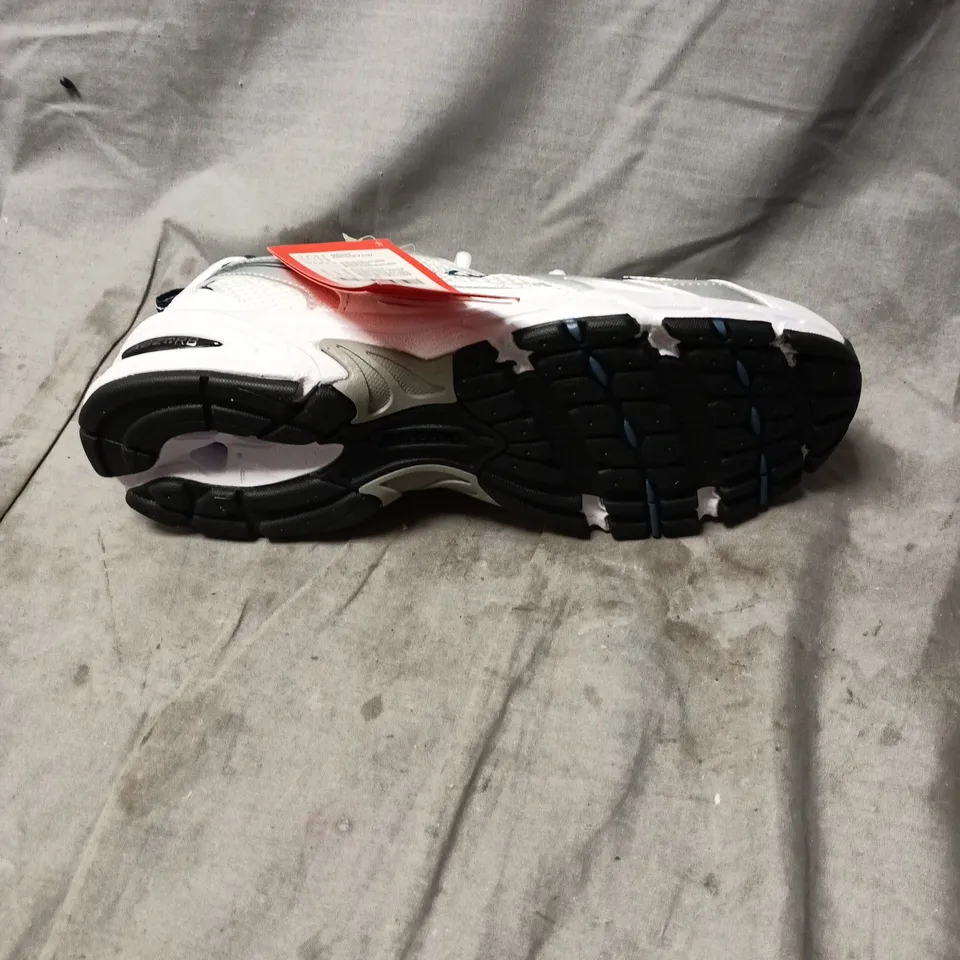 NEW BALANCE RUNNING SHOES – WHITE/GRAY SIZE 9