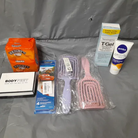 APPROXIMATELY 20 ASSORTED COSMETICS PRODUCTS TO INCLUDE - T/GEL SHAMPOO, WRIGHTS SOAP AND ORAL B CARS TOOTHBRUSH HEADS ETC.