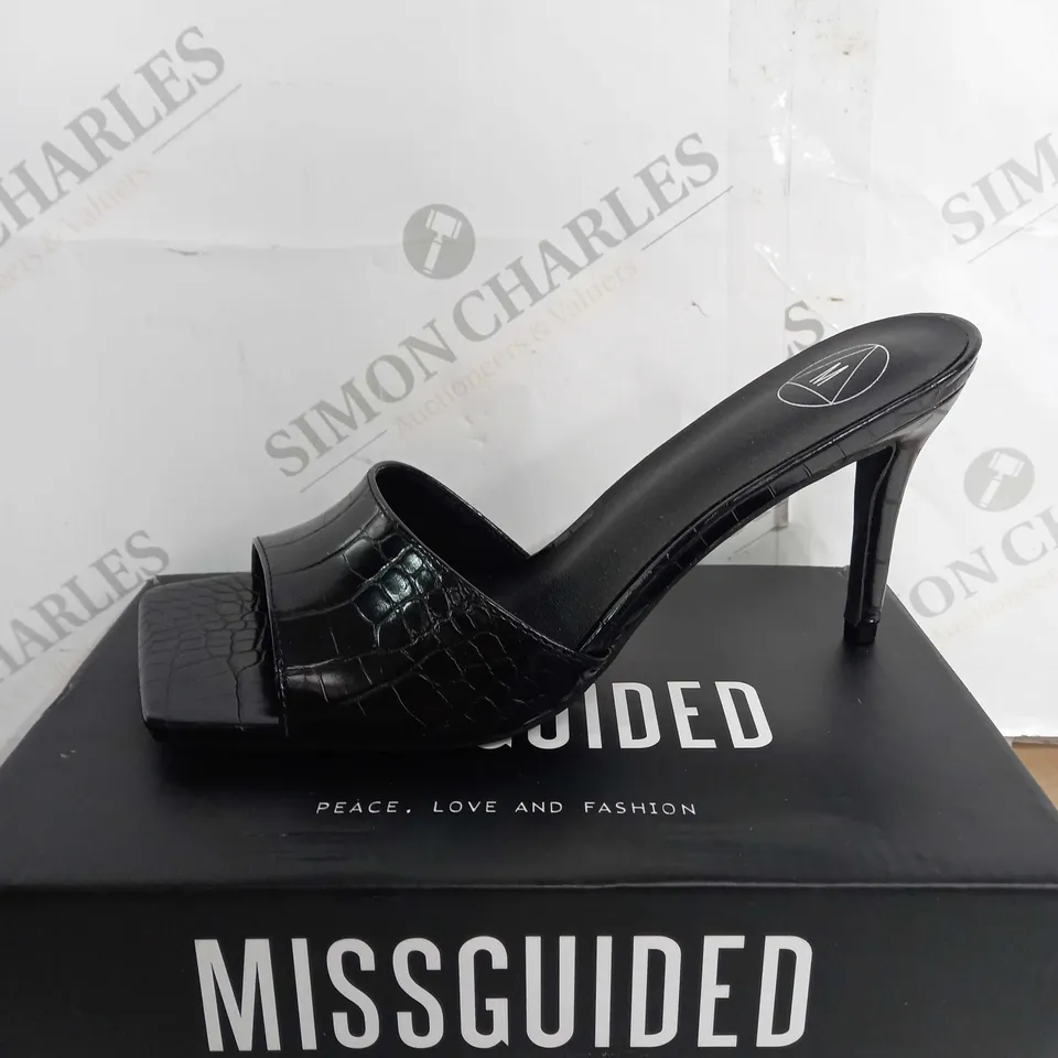 BOXED MISSGUIDED SQUARE TOE LOW HEEL TEXTUREED SHOES, BLACK - SIZE 7
