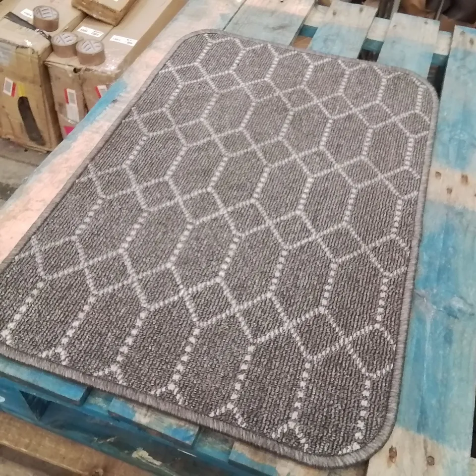 QUALITY DESIGNER AREA RUG - APPROXIMATELY 75X50CM