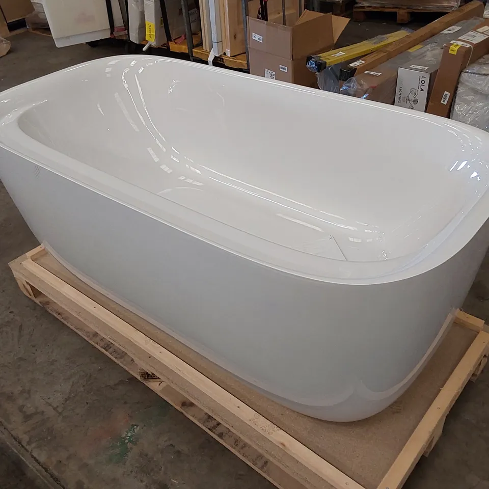 DESIGNER BATH IN WHITE WITH CLICK WASTE