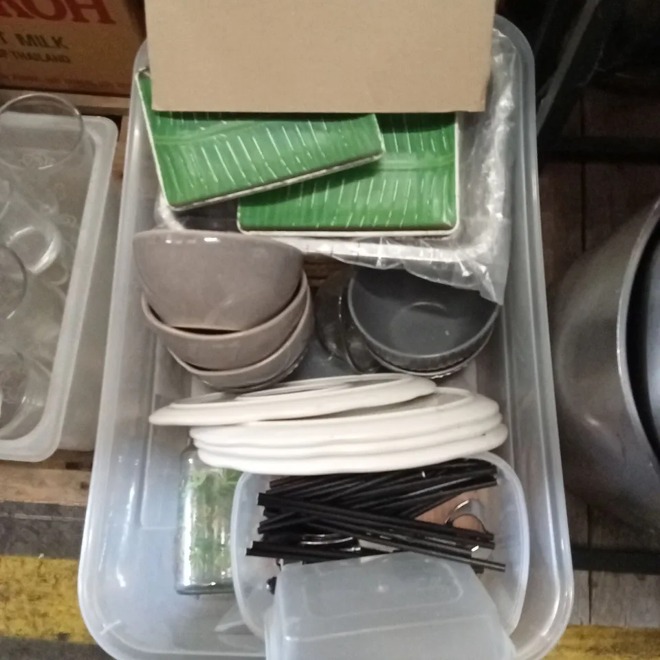 PALLET OF ASSORTED CATERING SUPPLIES AND RESTERAUNT DECOR ITEMS