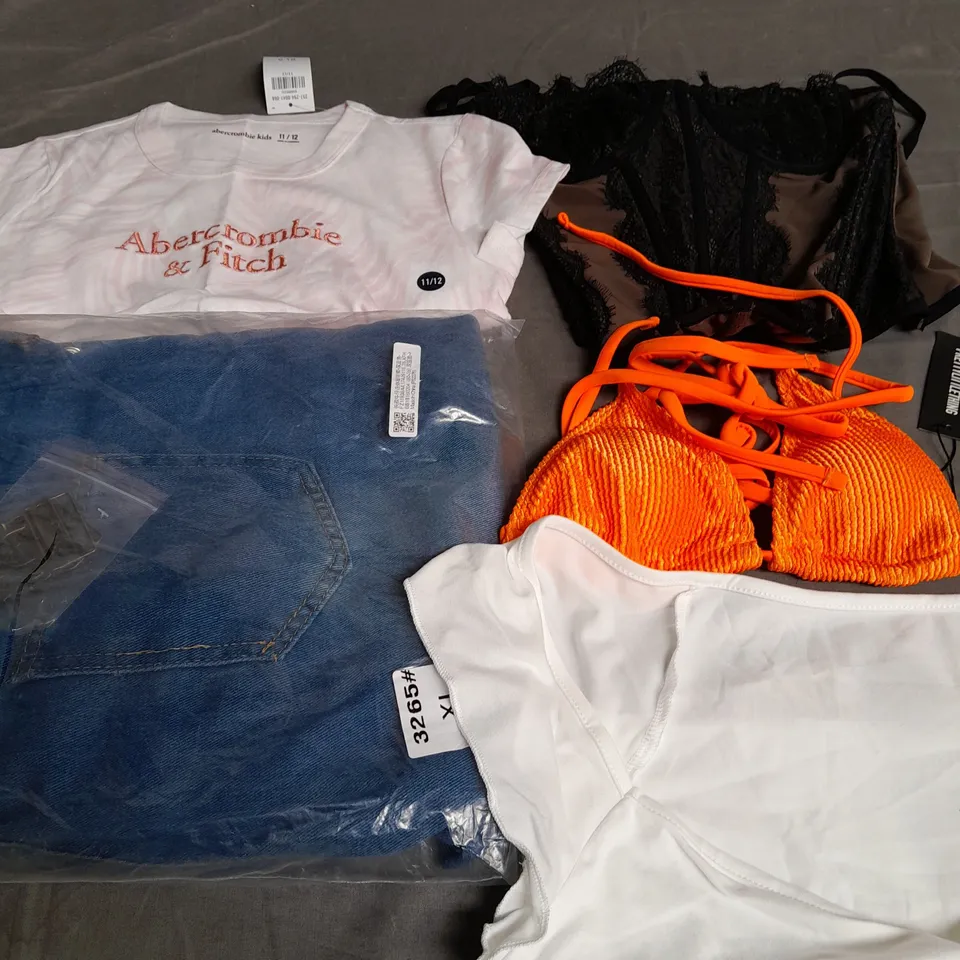 BOX OF APPROXIMATELY 25 ASSORTED CLOTHING ITEMS TO INCLUDE - T-SHIRT - TOP - BRA ETC