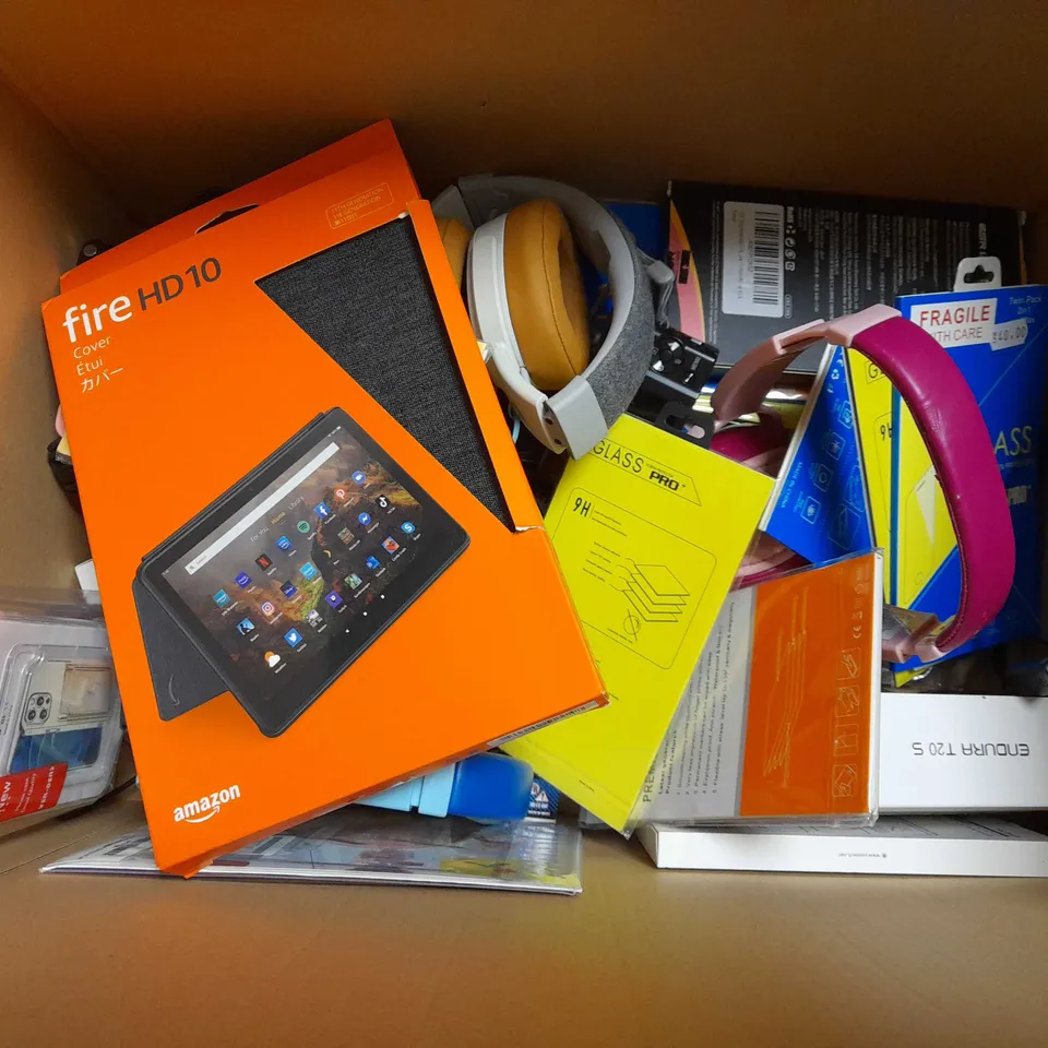 LOT OF APPROX 20 ASSORTED ITEM TO INCLUDE - FIRE HD 10 COVER - TEMPERED GLASS SCREEN - SKULL CANDY HEADSET ECT