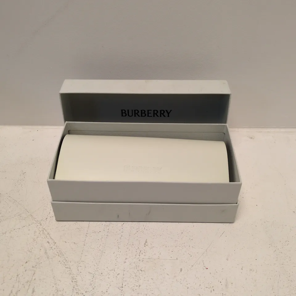 BURBERRY WHITE LEATHER GLASSES CASE – BOXED