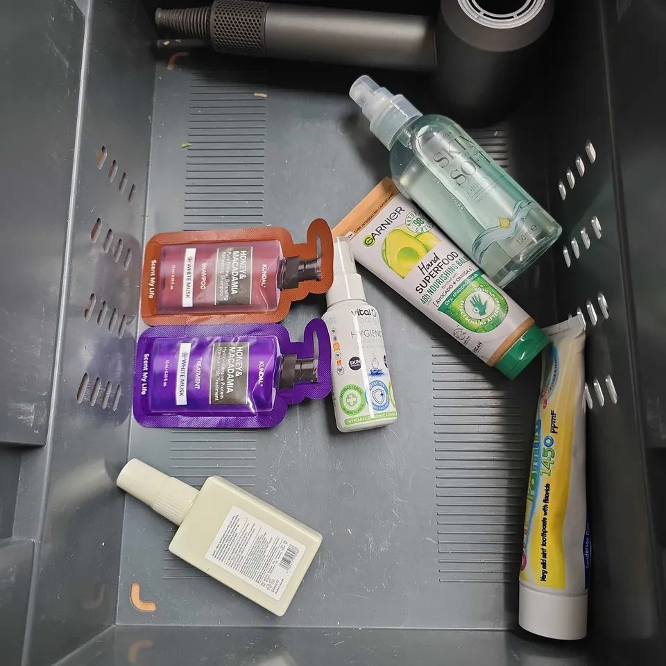 APPROXIMATELY 20 ASSORTED HEALTH & BEAUTY PRODUCTS TO INCLUDE - GILLETTELABS FAST ABSORBING MOISTURSER - LIZ EARLE SOOTHING EYE LOTION - SKIN+ME SUNSCREEN - ETC