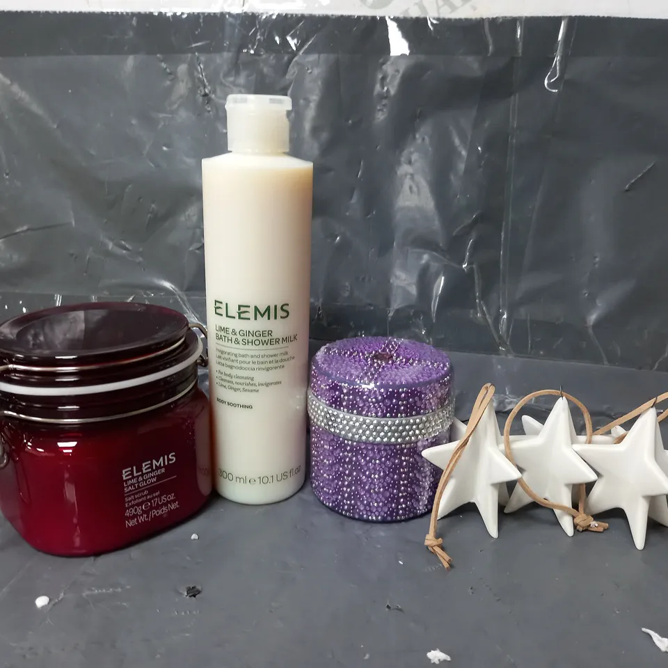 APPROXIMATELY 10 ASSORTED ITEMS TO INCLUDE ELEMIS DUO, STAR TREE ORNAMENTS, PRIA BEAUTY CREME, ETC